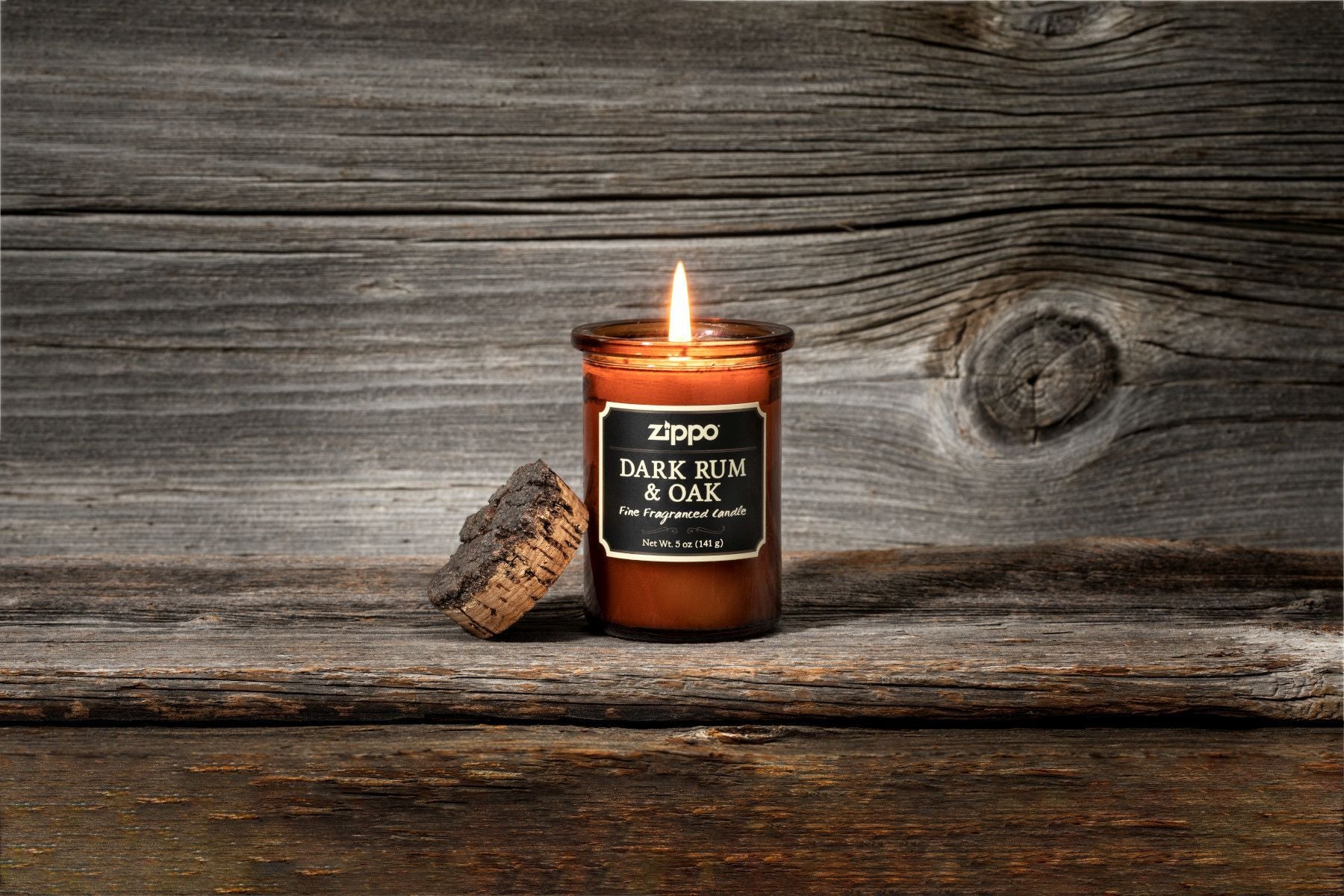 Zippo-kaars Dark Rum & Oak bruin met kurken deksel tegen houten achtergrond