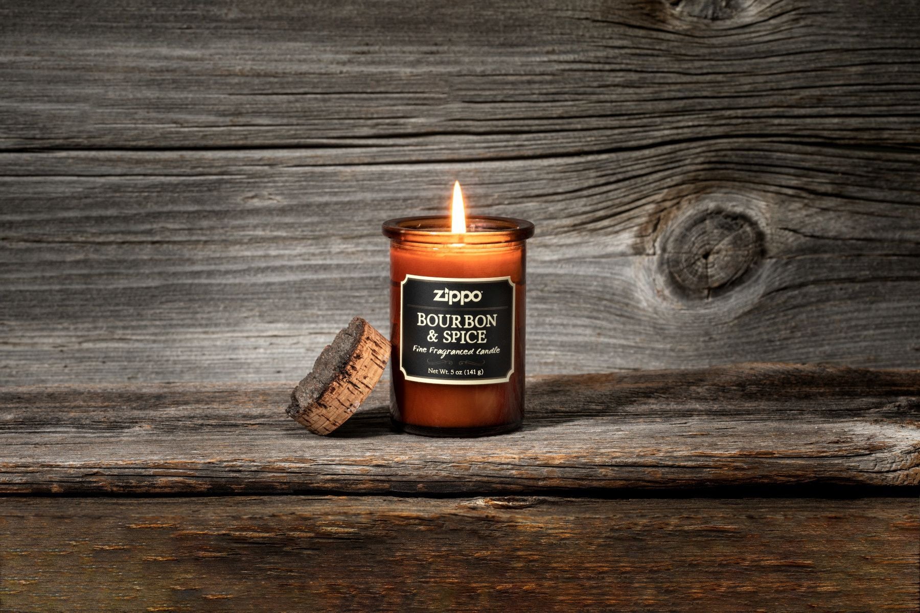 Zippo-kaars Dark Bourbon & Spice bruin met kurken deksel tegen houten achtergrond