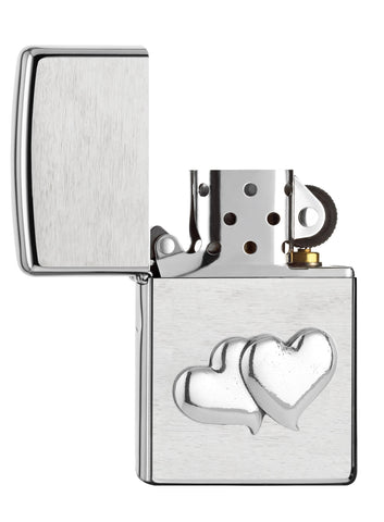 Zippo aansteker chroom geborsteld met embleem met twee harten op onderste deel geopend