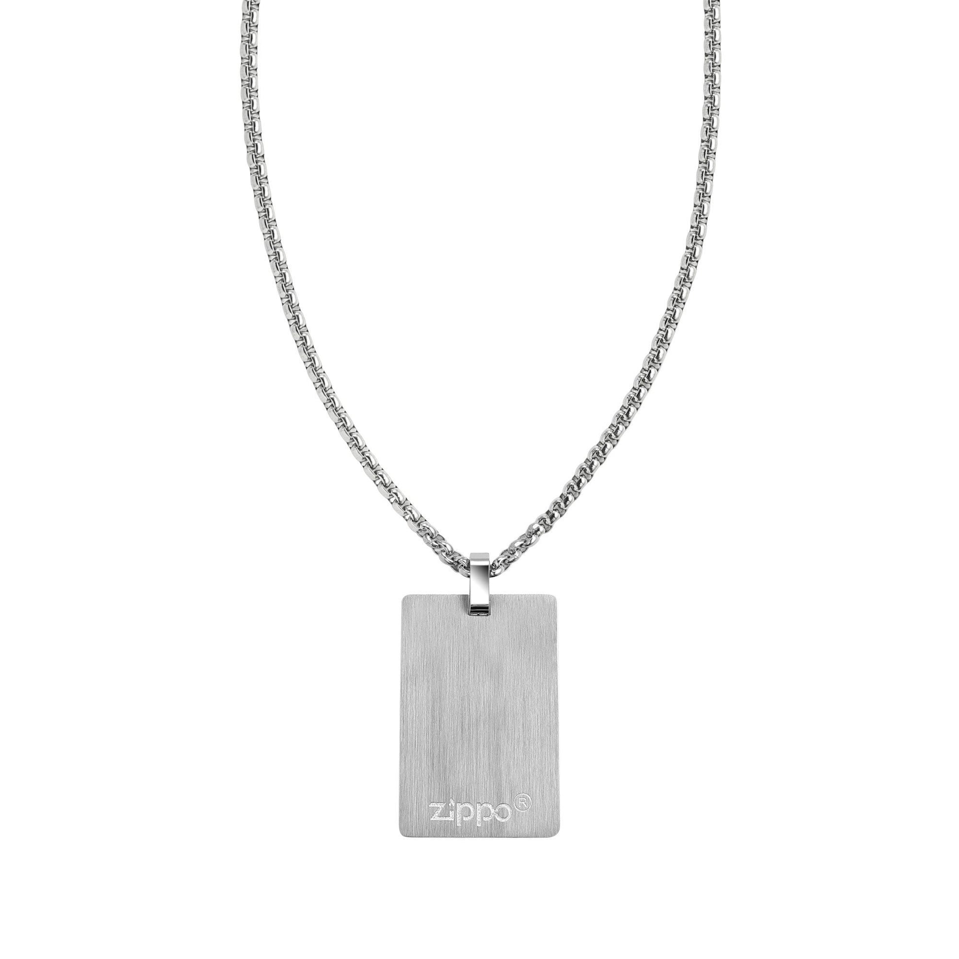 Detailzicht achterkant Zippo halsketting met vierkante hanger in dogtag stijl van roestvrij staal en Zippo logo