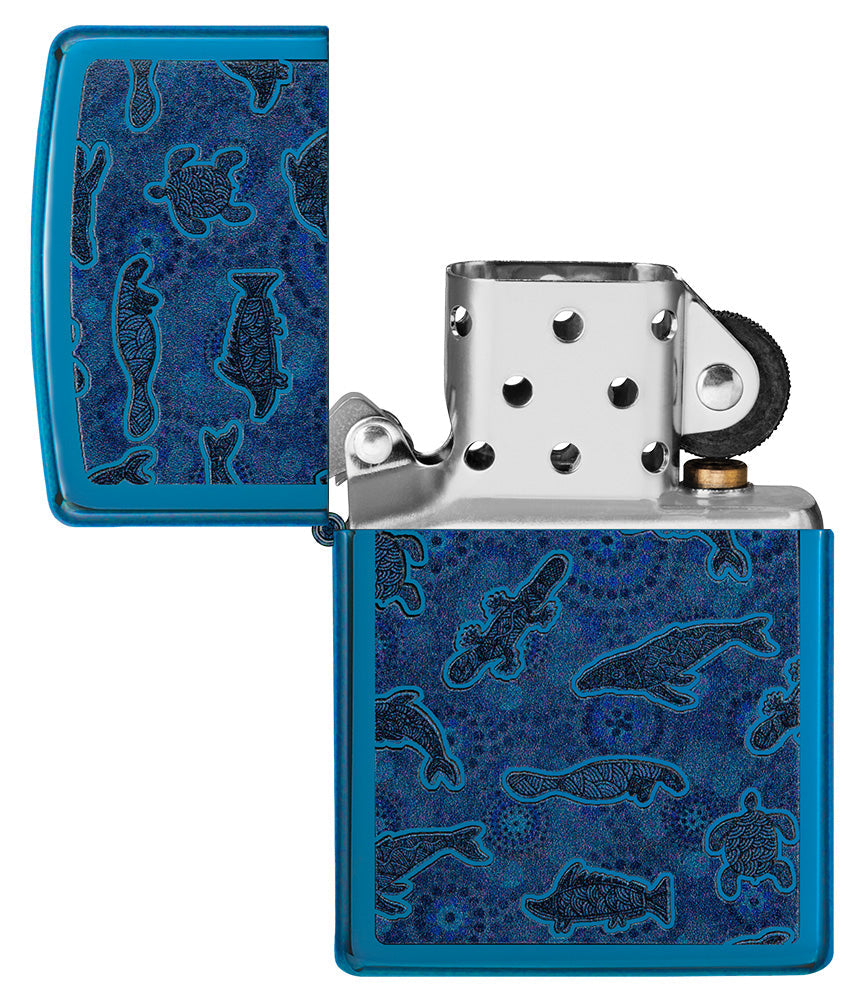 Zippo aansteker vooraanzicht open in hoogglans blauw met illustratie van zeedieren in de stijl van aboriginal kunst