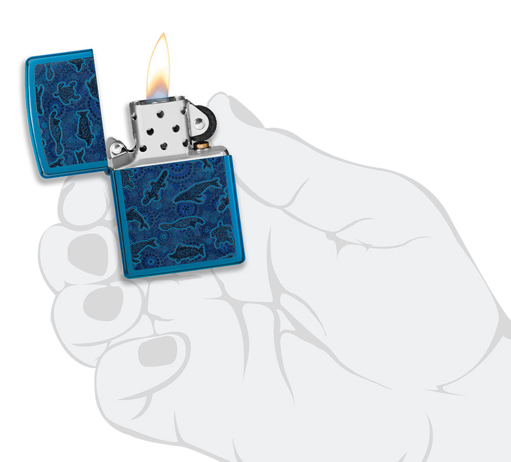 Zippo Aansteker Vooraanzicht Geopend en Aangestoken in Hoogglans Blauw met Illustratie van Aboriginal Kunst Stijl Zeedier in Stijlvolle Hand
