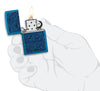 Zippo Aansteker Vooraanzicht Geopend en Aangestoken in Hoogglans Blauw met Illustratie van Aboriginal Kunst Stijl Zeedier in Stijlvolle Hand
