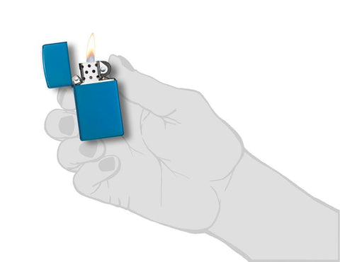 Vooraanzicht Zippo aansteker Slim Saffierblauw basismodel geopend met vlam in gestileerde hand