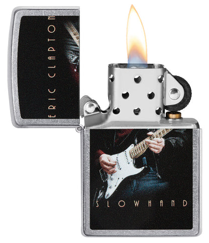 Zippo aansteker vooraanzicht chroom open en aangestoken met gekleurde afbeelding van Eric Clapton die gitaar speelt