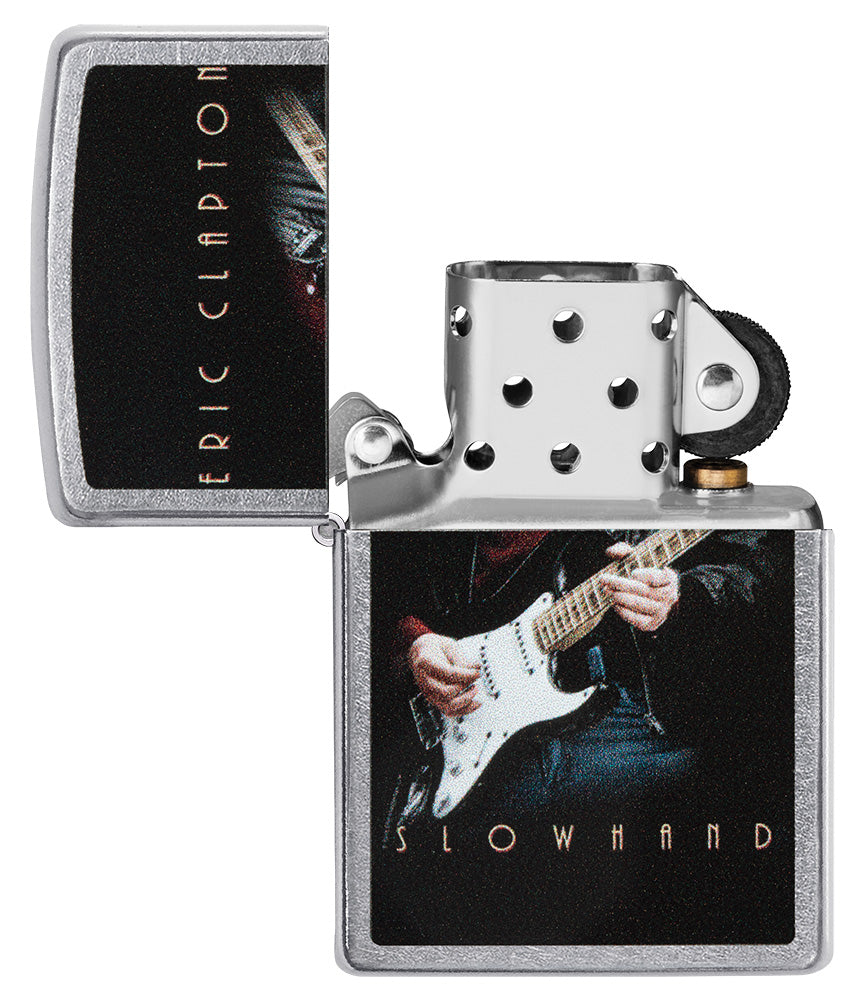 Zippo aansteker vooraanzicht chroom open met gekleurde afbeelding van Eric Clapton die gitaar speelt