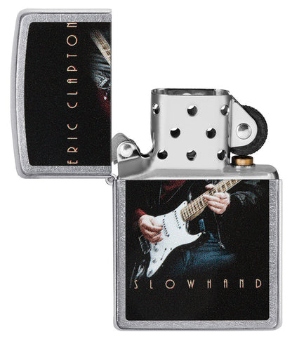 Zippo aansteker vooraanzicht chroom open met gekleurde afbeelding van Eric Clapton die gitaar speelt