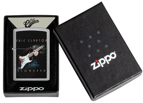 Zippo aansteker vooraanzicht chroom met gekleurde afbeelding van Eric Clapton die gitaar speelt in doos