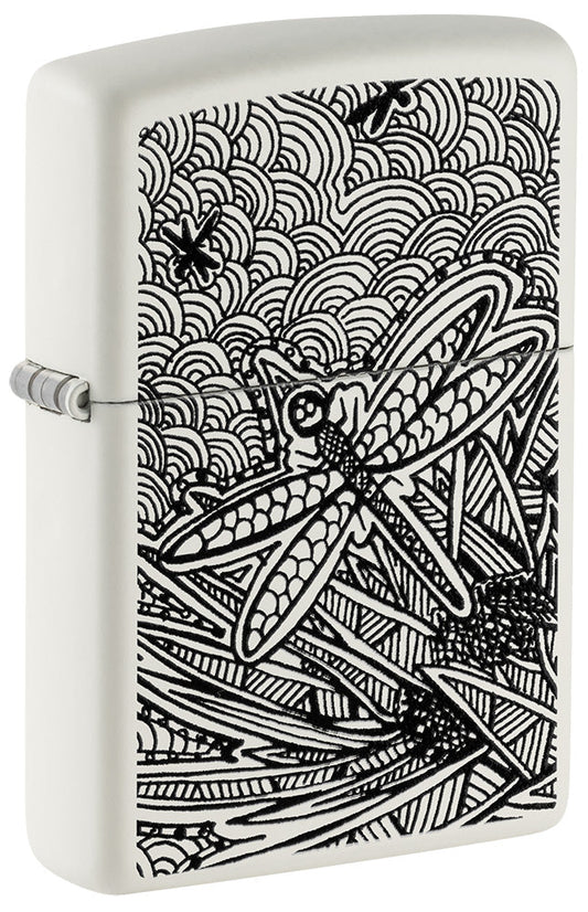 Zippo aansteker vooraanzicht ¾ hoek wit mat met illustratie van een libel in de stijl van aboriginal kunst