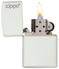 Vooraanzicht Zippo aansteker matwit basismodel met Zippo-logo geopend met vlam