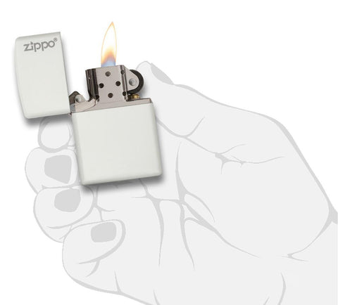 Vooraanzicht Zippo aansteker matwit basismodel met Zippo-logo geopend met vlam in gestileerde hand