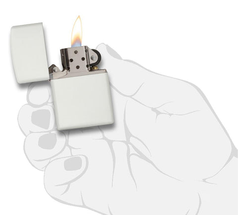 Vooraanzicht Zippo aansteker matwit basismodel geopend met vlam in gestileerde hand