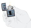 Zippo Aansteker Lady Luck Design Harten Koningin met Kroon en Hoefijzer Zwart Mat Alleen online te bestellen Open met vlam in gestileerde hand