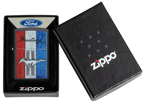 Zippo aansteker vooraanzicht zwart mat met gekleurde afbeelding van het Ford Mustang logo in Ford geschenkverpakking