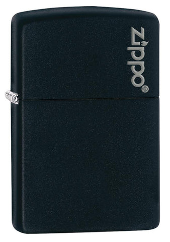 Vooraanzicht 3/4 hoek Zippo aansteker Black Matte basismodel Zippo-logo merkvermelding  