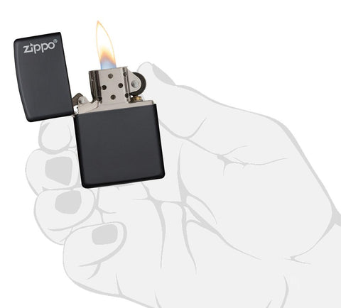 Vooraanzicht Zippo aansteker Black Matte basismodel Zippo-logo geopend met vlam in gestileerde hand