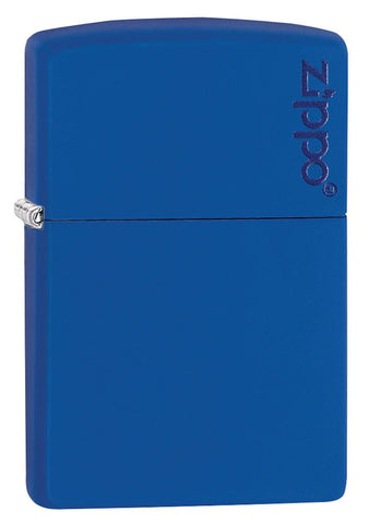Vooraanzicht 3/4 hoek Zippo aansteker Royalblau Matt basismodel met Zippo-logo