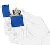 Vooraanzicht Zippo aansteker Royal Blue Matte basismodel geopend met vlam in gestileerde hand
