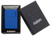 Vooraanzicht Zippo aansteker Royalblue Matte basismodel met Zippo-logo in open geschenkdoos