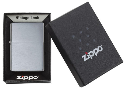 Zippo Vintage Feuerzeug Frontansicht gebürstetes Chrom in silberfarbener Optik in offener Geschenkbox