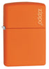 Vooraanzicht Zippo aansteker 3/4 hoek Oranje Matte basismodel met Zippo-logo