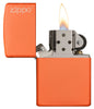 Vooraanzicht Zippo aansteker Orange Matte basismodel met Zippo-logo geopend met Vlam