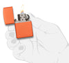 Vooraanzicht Zippo aansteker Orange Matte basismodel geopend met vlam in gestileerde hand