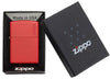 Vooraanzicht Zippo aansteker Red Matte met Zippo-logo geopend met vlam in open geschenkdoos