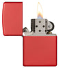 Vooraanzicht Zippo aansteker Red Matte basismodel geopend met vlam