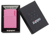 Vooraanzicht Zippo aansteker Pink Matte basismodel met Zippo-logo in open geschenkdoos