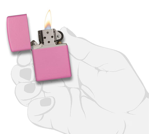 Vooraanzicht Zippo aansteker Pink Matte basismodel geopend met vlam in gestileerde hand
