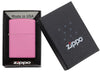 Vooraanzicht Zippo aansteker Pink Matte basismodel in open geschenkdoos