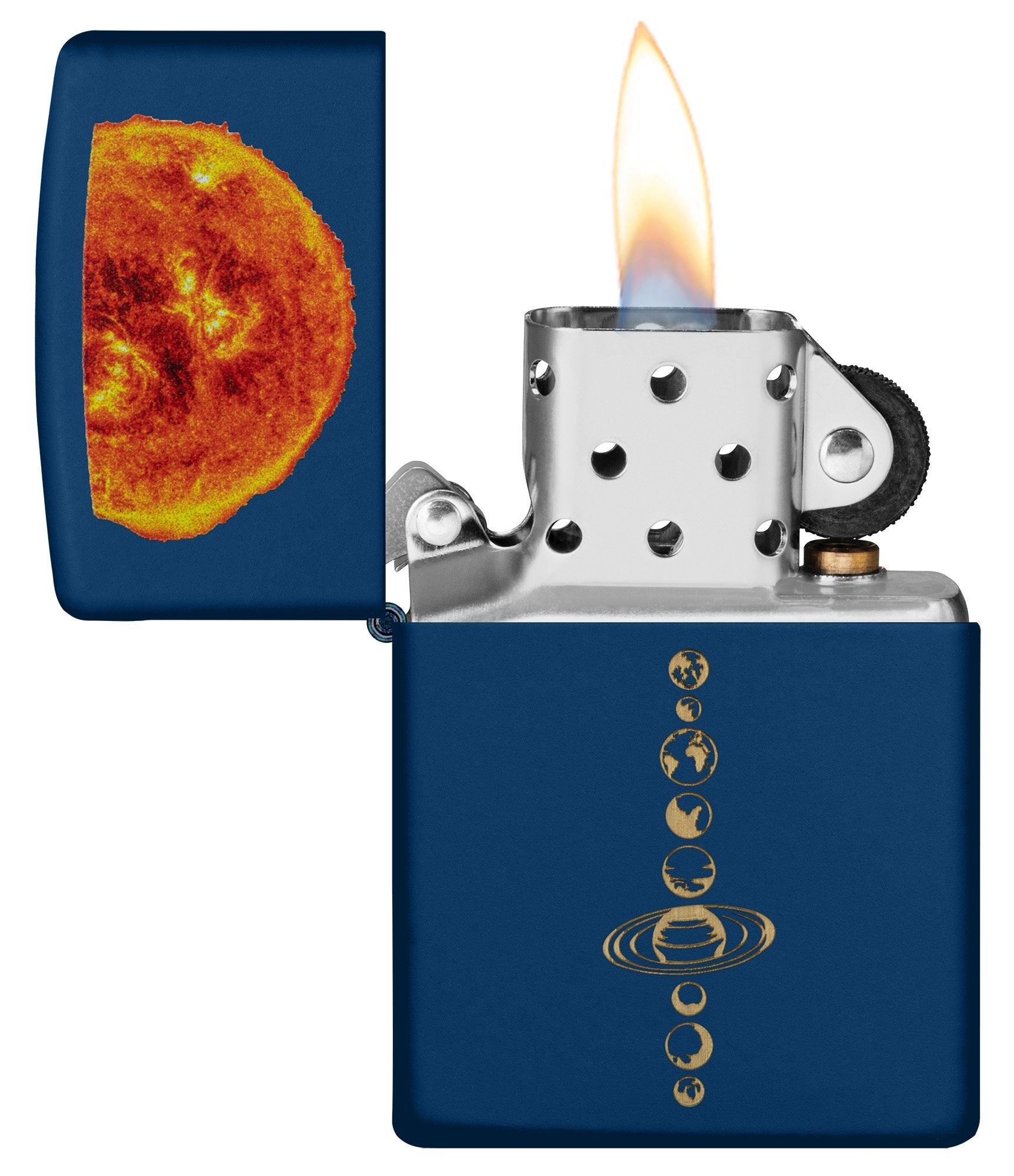 Zippo Storm Aansteker Zonnestelsel met Exploderende Zon op Donkerblauwe Achtergrond Geopend met Vlam