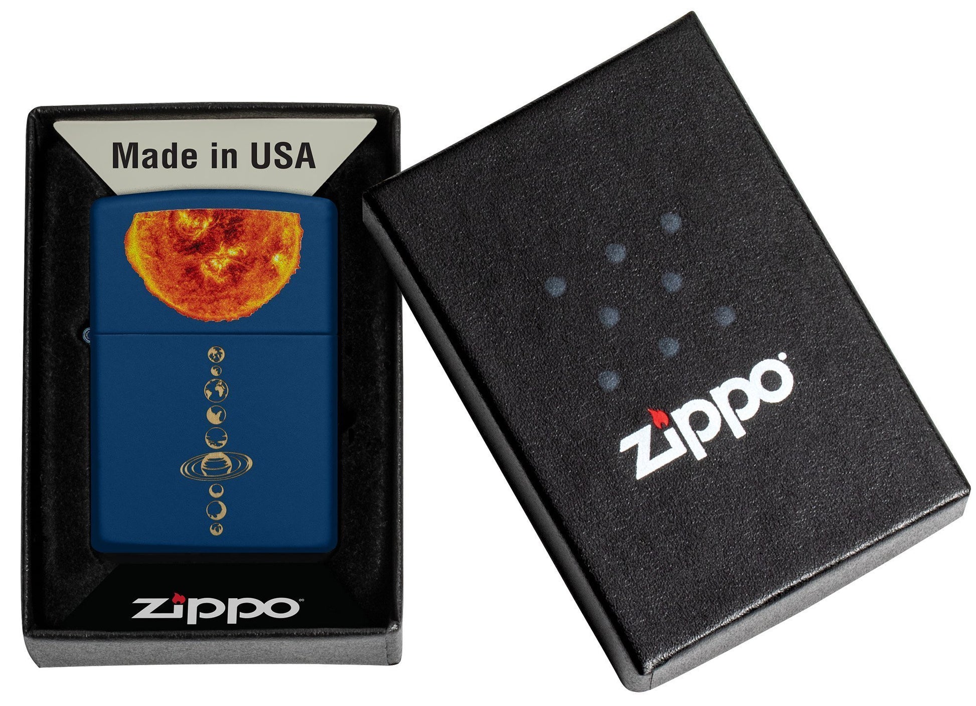 Zippo Storm Aansteker Zonnestelsel met Exploderende Zon op Donkerblauwe Achtergrond in Open Doos