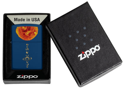 Zippo Storm Aansteker Zonnestelsel met Exploderende Zon op Donkerblauwe Achtergrond in Open Doos