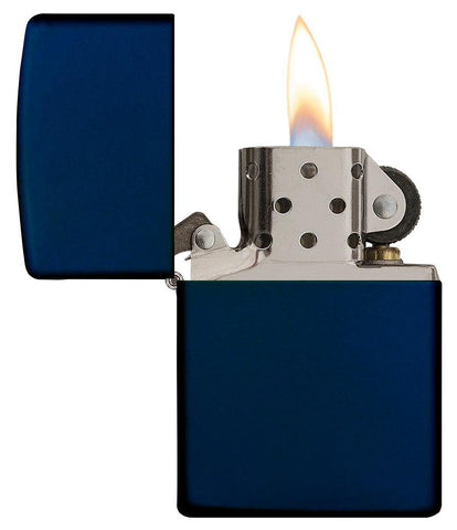 Vooraanzicht Zippo Aansteker Navy Blue Matte basismodel geopend met vlam