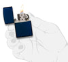 Vooraanzicht Zippo aansteker Navy Blue Matte basismodel geopend met vlam in gestileerde hand