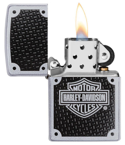 Vooraanzicht Zippo-aansteker Satin Chrome met Harley Davidson-logo en zwarte achtergrond open met vlam