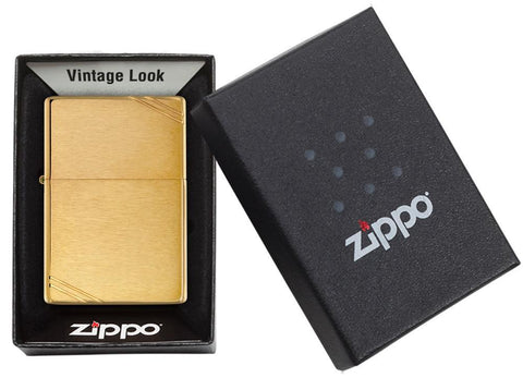 Vooraanzicht Zippo aansteker Vintage Brass Brushed met decoratieve schuine strepen op beide hoeken in open geschenkdoos