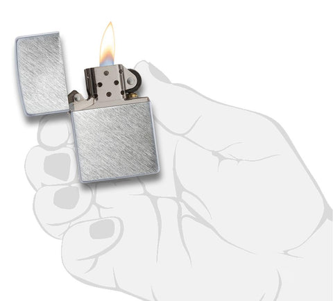 Vooraanzicht Zippo aansteker Herringbone Sweep basismodel geopend met vlam in gestileerde hand
