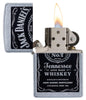 Zippo-aansteker chroom met zwart Jack Daniel's-logo open met vlam