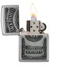 Vooraanzicht Zippo-aansteker High Polish Chrome met Jack Daniel's embleem open met vlam