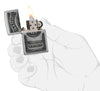 Vooraanzicht Zippo-aansteker High Polish Chrome met Jack Daniel's embleem open met vlam in handpalm
