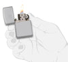 Vooraanzicht Zippo aansteker High Polish Chrome basismodel geopend met vlam in gestileerde hand