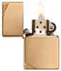 Vooraanzicht Zippo aansteker Vintage Brass High Polished met decoratieve schuine strepen op beide hoeken geopend met vlam