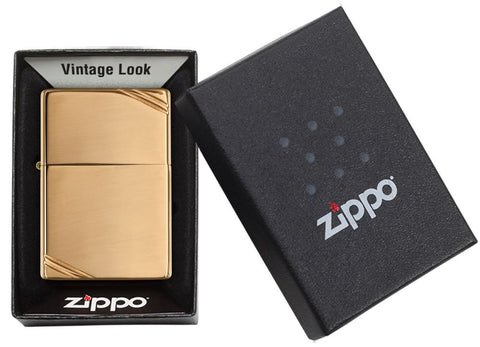 Vooraanzicht Zippo aansteker Vintage Brass High Polished met decoratieve schuine strepen op beide hoeken in open geschenkdoos