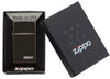 Vooraanzicht Zippo aansteker Slim High Polish Chrome basismodel met Zippo-logo geopend met vlam in open geschenkdoos