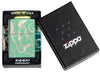 Zippo aansteker 360 graden design in hoogglans groen met vele gekko's in geopende premium geschenkverpakking