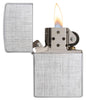 Vooraanzicht Zippo aansteker chroom geborsteld Linen Weave basismodel met vlam