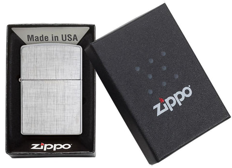 Vooraanzicht Zippo aansteker chroom geborsteld Linen Weave basismodel in open geschenkdoos